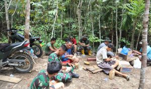 Keakraban Warga Bersama Satgas TMMD Semakin Dekat  Dengan Makan Bersama di Lokasi RTLH