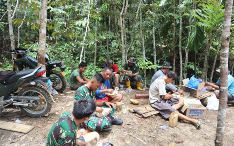 Keakraban Warga Bersama Satgas TMMD Semakin Dekat  Dengan Makan Bersama di Lokasi RTLH