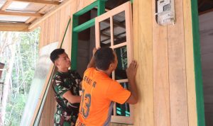 Satgas TMMD Dan Warga Finishing Pasang Jendela RTLH Rumah Milik Bapak Camek