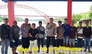 Kapolres Mura Gelar Jumat Curhat Dengan Bagikan Bansos Kepada Warga