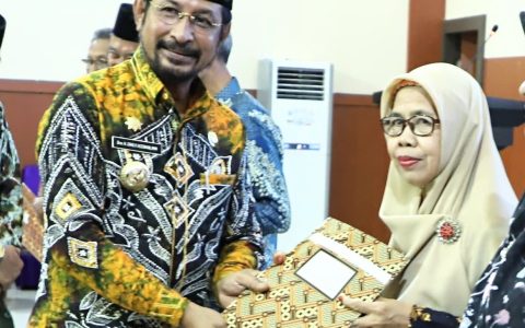 Pj Bupati Zakly Asswan Berikan Penghargaan ASN Purna Tugas