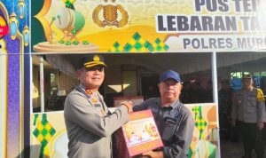 Kapolres Murung Raya Berbagi Parcel Lebaran Kepada Wartawan
