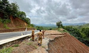 Akibat Hujan Lebat Jalan Banjabaru-Batulicin Longsor