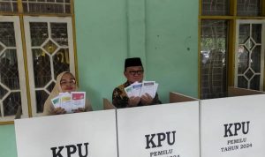 Bersama Keluarga Bupati Tabalong Mencoblos di TPS 6