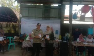 Pj Bupati Bartim Bersama Istri Mencoblos di TPS 01 Tamiang Layang