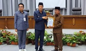 DPRD Barut Rapat Paripurna I Dalam Rangka Penyampaian Raperda Pengelolaan Sampah
