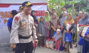 Polres Bartim Bagikan 200 Paket Sembako ke Warga
