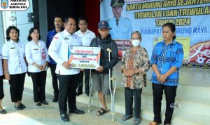 Pj Sekda Serah Bantuan Kartu Murung Raya Sejahtera Triwulan I dan II