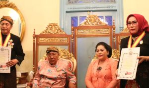 Pj Bupati dan Pj Ketua PKK Barut Terima Gelar Ningrat Kehormatan dari Keraton Surakarta Hadiningrat.