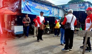 Badan KesbangPol Barito Utara Bagikan 2000 Lembar Bendera Merah Putih