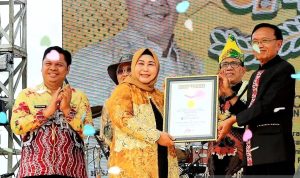 Dekranasda Kalsel Terima Piagam MURI