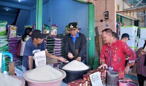Tinjau Pasar di Kapuas, Darliansjah Pastikan Ketersediaan Pangan dan Harga Tetap Terjangkau