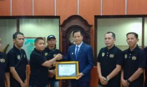Pj Bupati Barut Terima Penghargaan Sahabat Pers dari PWI