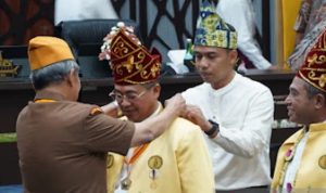 Ibnu Sina Terima Anugerah Bintang LVRI Saat Rapat Paripurna