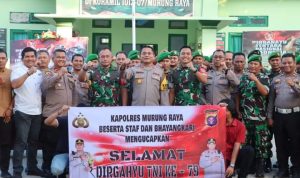 HUT TNI Ke-79, Kapolres Mura Bersama Rombongan Beri Kejutan Kepada Dandim 1013 Muara Teweh