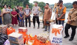 Pj Bupati Murung Raya Salurkan Bantuan Kepada Warga Terdampak Banjir Bulan Oktober 2024