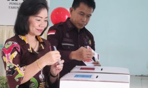 Pj Bupati Murung Raya Bersama Istrinya Coblosan di TPS 21