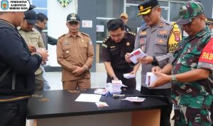 Pj Bupati Hadiri KPU Murung Raya Lakukan Pemusnahan Surat Suara Lebih/Rusak Pilkada 2024