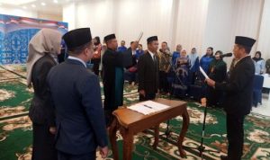 Pj Bupati Muhlis Lantik dan Ambil Sumpah Janji Jabatan Direktur PDAM Barito Utara