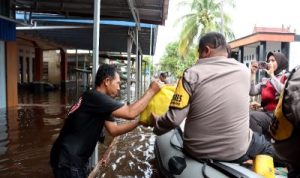 Polres Barut Salurkan Bantuan Sembako kepada Warga Terdampak Banjir di Muara Teweh