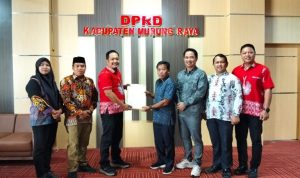 KPU Serahkan SK Penetapan Terpilihnya Calon Bupati dan Wakil Bupati Murung Raya ke DPRD