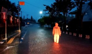 Anggota TR CPB BPBD Barut Pastikan Jalan Aman Dilewati, Usai Cek Lokasi yang Kerap Banjir