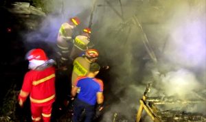 Disdamkarmat Lakukan Pemadaman Kebakaran di Jalan Simpang Dusun Bayas