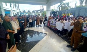 Forum Komunikasi Honorer R2 dan R3 Barut Gelar Aksi Damai  Didepan Gedung DPRD