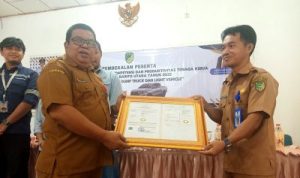 Plt Camat Gunung Purei Terima Sertifikat Merek Anyaman Rotan dari Kemenkumham
