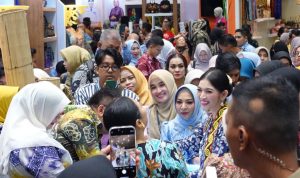 DIKUNJUNGI ISTRI WAPRES Ny. SELVI GIBRAN RAKABUMING, Hj. FATHUL JANNAH PROMOSIKAN KERAJINAN UMKM BANUA DI INACRAFT 2025