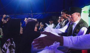 Gubernur Kalsel H. Muhidin Temui Warga dan Berikan Bantuan Terdampak Banjir di Martapura Kabupaten Banjar