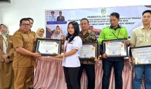 Pemkab Barito Utara Berikan Piagam Penghargaan kepada Perusahaan yang Mendukung Program Disnakertranskop UKM