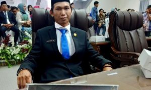 Penyerahan Bantuan kepada Siswa Kurang Mampu di SMPN 1 Muara Teweh Di Apresiasi Legislator Barut