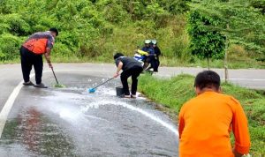 Tumpahan Solar di Jembatan Pengululu Iban di Lakukan Pembersihan Oleh BPBD Barut