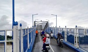 Awas, Jalan Licin Akibat Tumpahan Solar di Jembatan Pengulu Iban