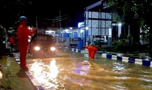 TRC Pusdalops BPBD dan Polres Barut Bantu Pengaturan Lalu Lintas di Jalan Tergenang Banjir