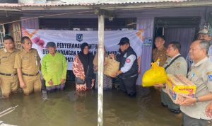 Pemprov Kalsel Serahkan Bantuan Warga Terdampak Banjir di Kalumpang