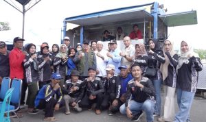Penuh Kebersamaan, Gubernur H. Muhidin Makan Bareng Warga Terdampak Banjir di Mandastana, Barito Kuala