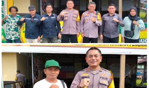Kapolres Murung Raya Bagikan Parcel Lebaran Untuk Rekan Pers