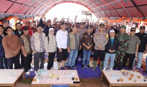 Setelah Batola, Gubernur Kalsel Serahkan Bantuan Warga Banjir di Kurau, Tanah Laut