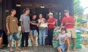 Anggota DPRD Barut Berikan Bantuan Beras kepada Warga Terdampak Banjir di Desa Bintang Ninggi II