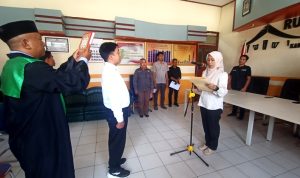 Ketua KPU Barut Gelar Pelantikan Pergantian Anggota KPPS TPS 01 Kelurahan Melayu Muara Teweh