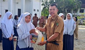 SMPN 1 Mtw Salurkan Bantuan untuk 56 Siswa Kurang Mampu di Puncak Kegiatan Jumat Berkah