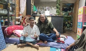 Pimpred Koran Barito Jenguk Wartawan Senior Suriansyah yang Sedang Sakit