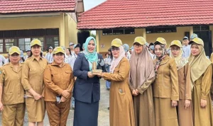 Wakil Ketua 1 DPRD Murung Raya Sosialisasikan Bersosial Media Kepada Pelajar