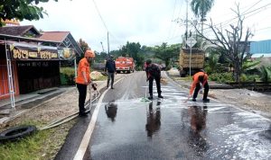 Anggota TRC Pusdalops PB BPBD Bersihkan Tumpahan Oli di Jalan Poros Kelurahan Jambu