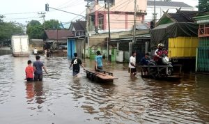 Banjir Bawa Berkah, Jasa Getek Gerobak Ramai Antar Sepeda Motor di Jalan Meranti Dermaga
