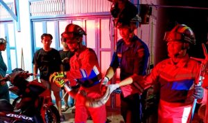 Disdamkarmat Barito Utara Evakuasi Ular Dupung di Samping Toko Kosmetik Linda