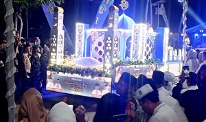 Mobil Hias dan Peserta Jalan Kaki Meriahkan Malam Lebaran Pawai Takbir Idul Fitri 1446 H
