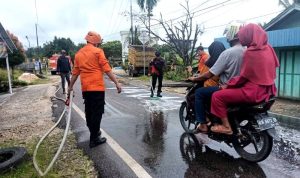 TRC Pusdalops PB BPBD Bersihkan Tumpahan Oli di Jalan Poros Kelurahan Jambu